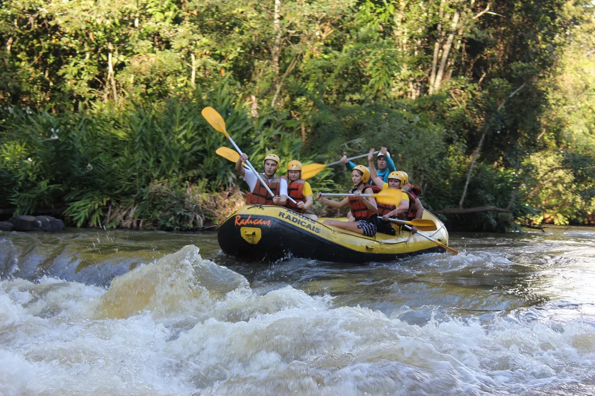 Bote de rafting descendo corredeira do Rio Jacaré-Pepira em Brotas (SP)