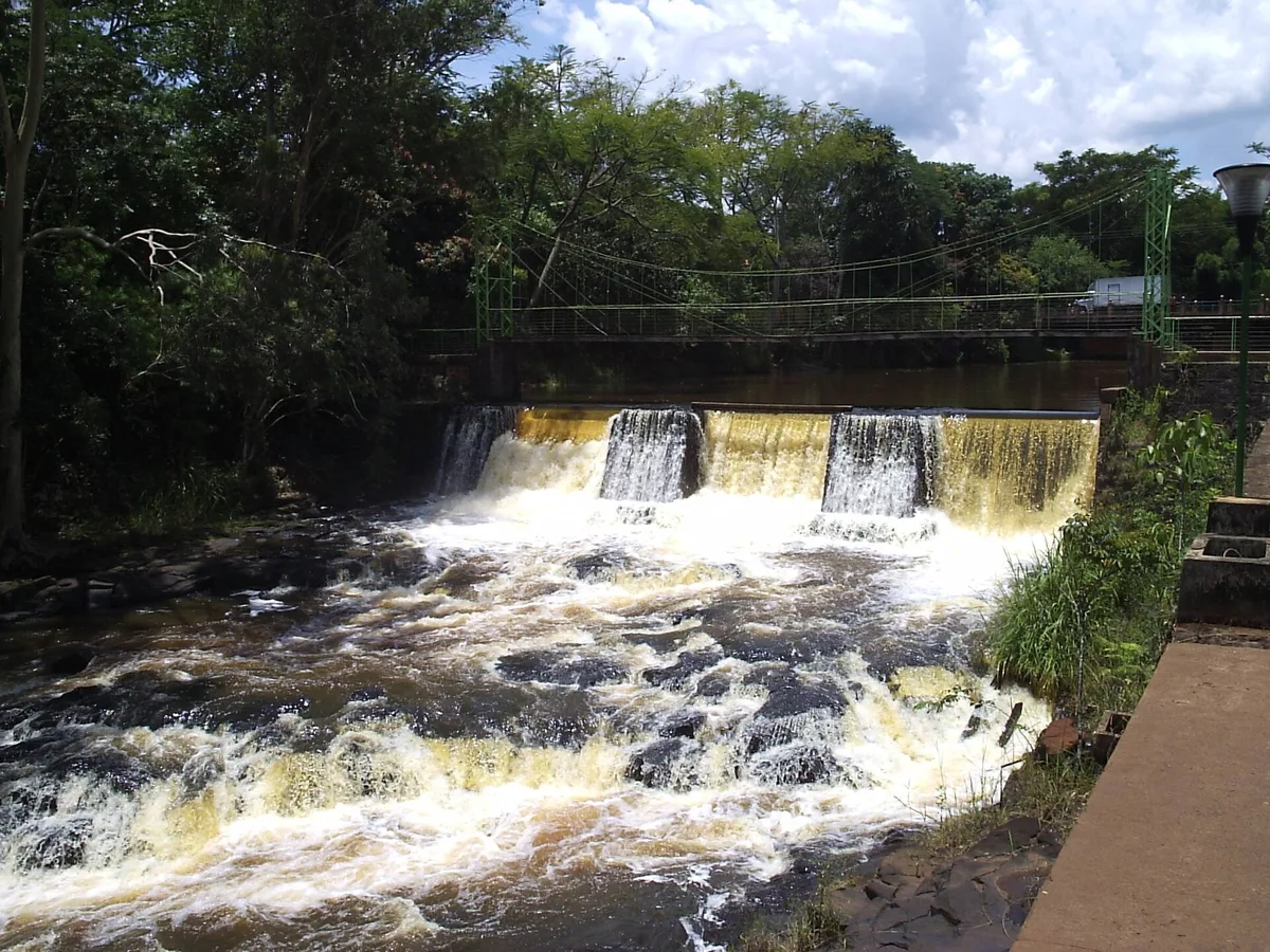 Queda d'água e ponte pênsil no Parque dos Saltos, Brotas (SP)