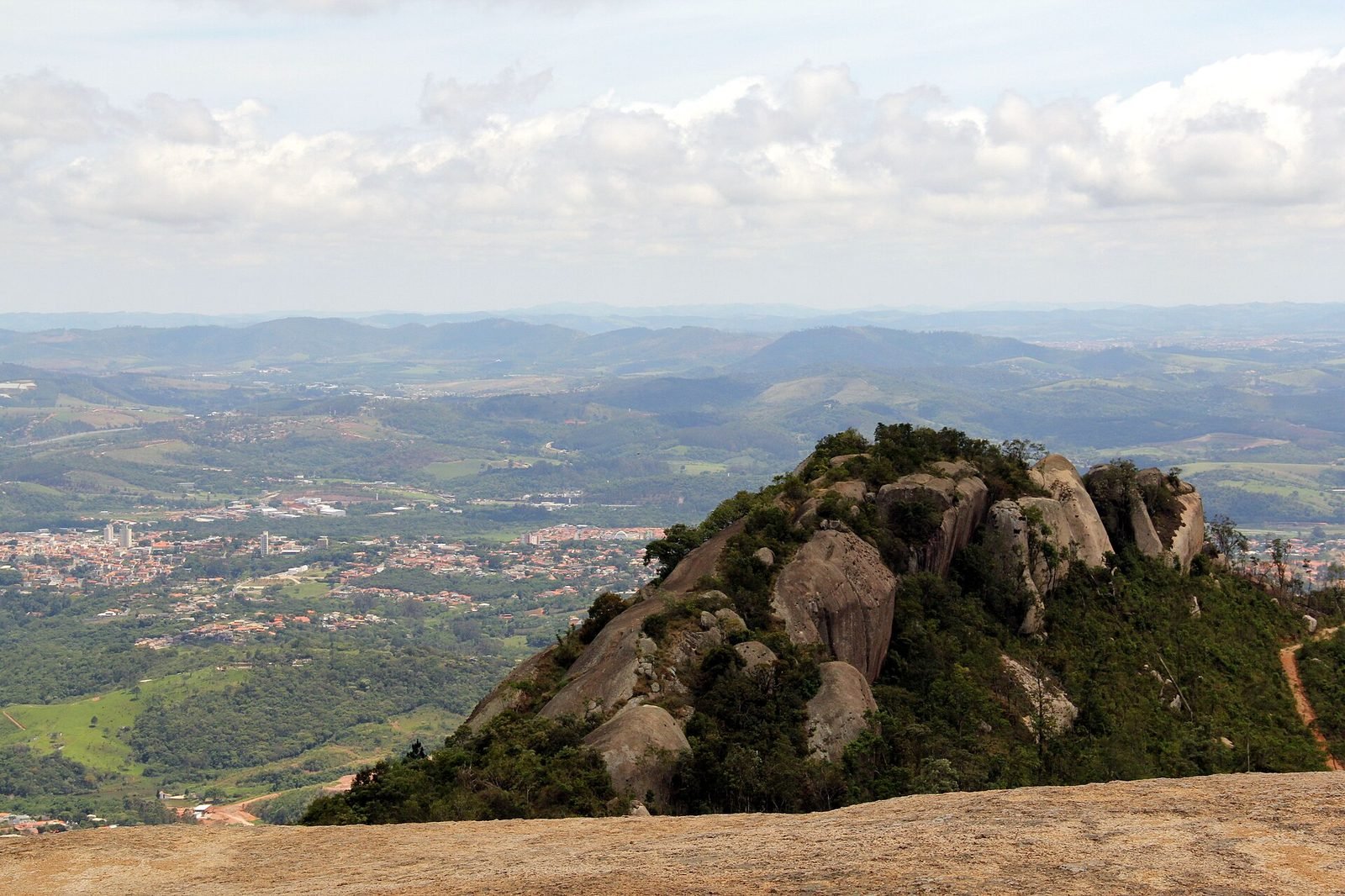 Pedra Grande, em Atibaia, com a cidade ao fundo