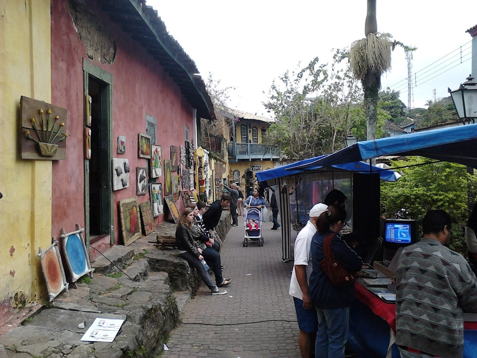 Casario colonial e feira de artesanato em Embu das Artes