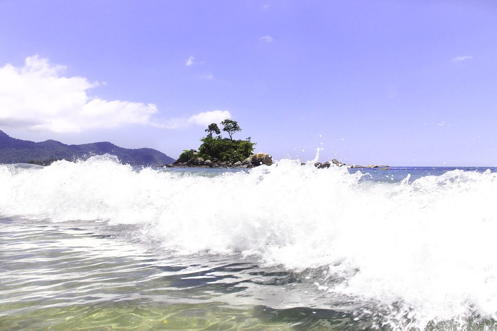 Ondas na Praia de Castelhanos, em Ilhabela
