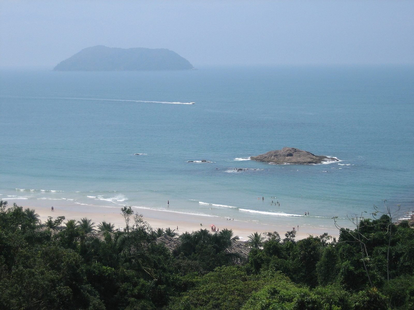 Vista da praia de Juquehy, em São Sebastião, com ilha no horizonte