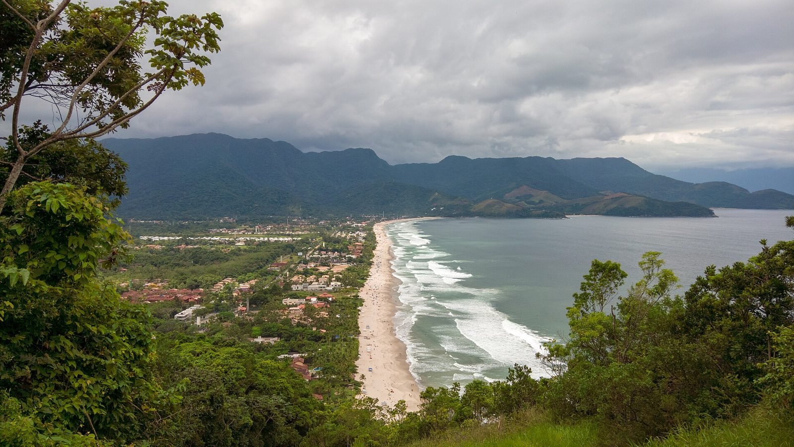 Praia de Maresias vista do alto, com a Serra do Mar ao fundo