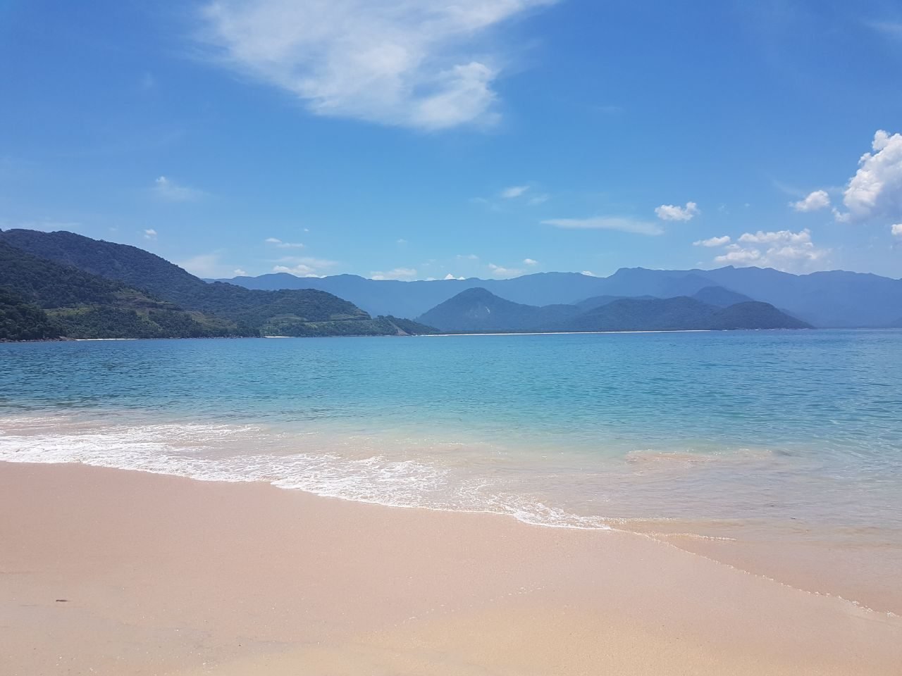 Praia do Prumirim em Ubatuba com montanhas ao fundo
